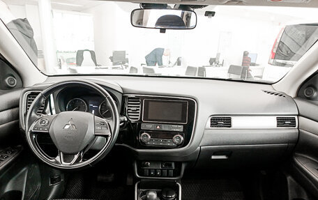 Mitsubishi Outlander III рестайлинг 3, 2018 год, 1 881 000 рублей, 14 фотография