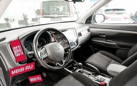 Mitsubishi Outlander III рестайлинг 3, 2018 год, 1 881 000 рублей, 16 фотография