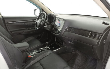 Mitsubishi Outlander III рестайлинг 3, 2017 год, 1 750 000 рублей, 13 фотография