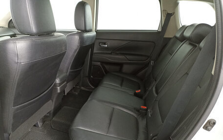 Mitsubishi Outlander III рестайлинг 3, 2017 год, 1 750 000 рублей, 15 фотография