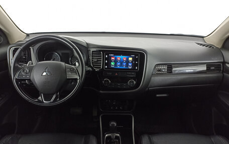 Mitsubishi Outlander III рестайлинг 3, 2017 год, 1 750 000 рублей, 17 фотография
