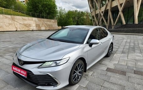 Toyota Camry, 2021 год, 3 700 000 рублей, 2 фотография