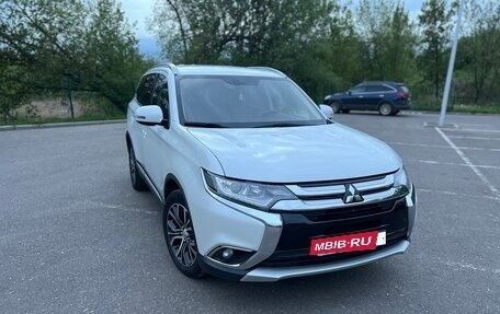 Mitsubishi Outlander III рестайлинг 3, 2016 год, 2 000 000 рублей, 2 фотография