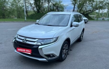Mitsubishi Outlander III рестайлинг 3, 2016 год, 2 000 000 рублей, 4 фотография