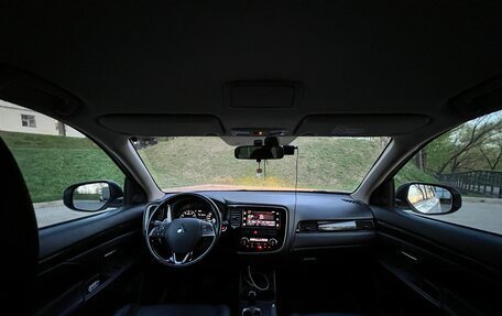 Mitsubishi Outlander III рестайлинг 3, 2016 год, 2 000 000 рублей, 11 фотография