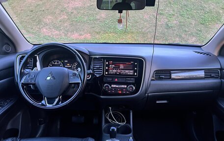 Mitsubishi Outlander III рестайлинг 3, 2016 год, 2 000 000 рублей, 14 фотография
