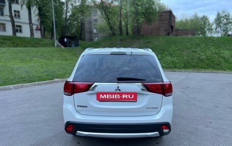 Mitsubishi Outlander III рестайлинг 3, 2016 год, 2 000 000 рублей, 10 фотография