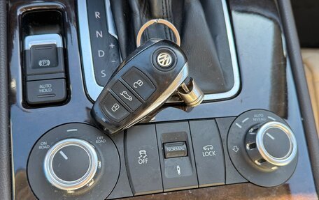 Volkswagen Touareg III, 2011 год, 1 990 000 рублей, 16 фотография