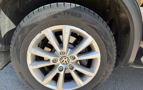 Volkswagen Touareg III, 2011 год, 1 990 000 рублей, 18 фотография