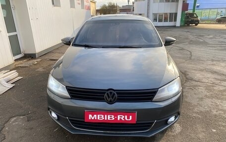 Volkswagen Jetta VI, 2013 год, 890 000 рублей, 1 фотография