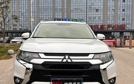Mitsubishi Outlander III рестайлинг 3, 2022 год, 2 300 999 рублей, 2 фотография