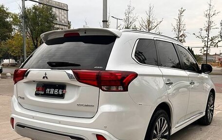 Mitsubishi Outlander III рестайлинг 3, 2022 год, 2 300 999 рублей, 6 фотография
