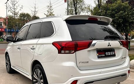 Mitsubishi Outlander III рестайлинг 3, 2022 год, 2 300 999 рублей, 4 фотография