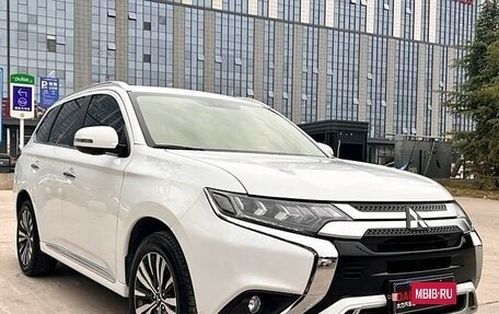 Mitsubishi Outlander III рестайлинг 3, 2022 год, 2 300 999 рублей, 3 фотография