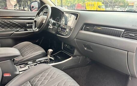 Mitsubishi Outlander III рестайлинг 3, 2022 год, 2 300 999 рублей, 11 фотография