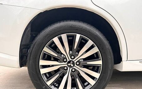Mitsubishi Outlander III рестайлинг 3, 2022 год, 2 300 999 рублей, 14 фотография