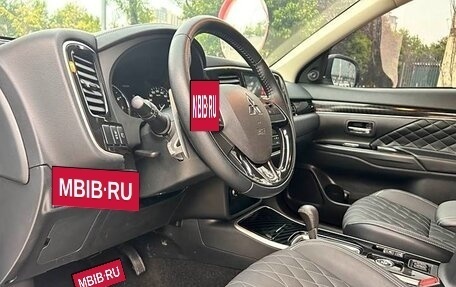 Mitsubishi Outlander III рестайлинг 3, 2022 год, 2 300 999 рублей, 8 фотография