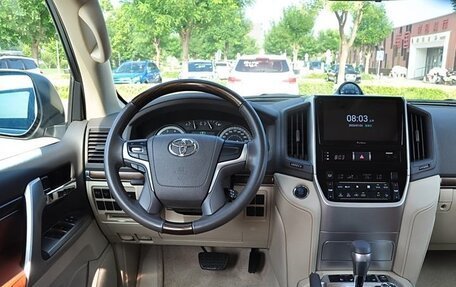 Toyota Land Cruiser 200, 2020 год, 7 990 999 рублей, 10 фотография