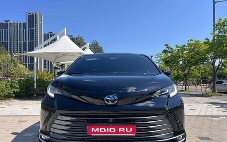 Toyota Sienna, 2022 год, 3 210 000 рублей, 2 фотография