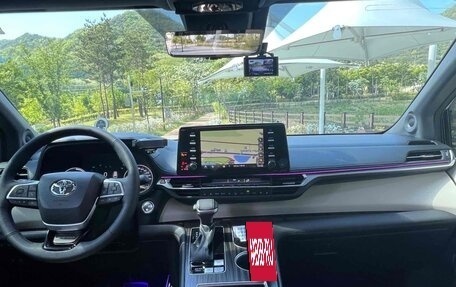 Toyota Sienna, 2022 год, 3 210 000 рублей, 11 фотография