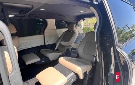 Toyota Sienna, 2022 год, 3 210 000 рублей, 18 фотография