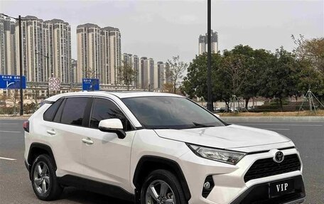 Toyota RAV4, 2022 год, 2 400 000 рублей, 7 фотография