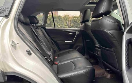 Toyota RAV4, 2022 год, 2 400 000 рублей, 10 фотография