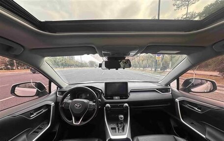 Toyota RAV4, 2022 год, 2 400 000 рублей, 8 фотография