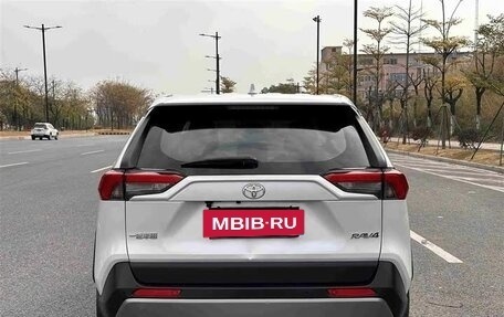 Toyota RAV4, 2022 год, 2 400 000 рублей, 5 фотография