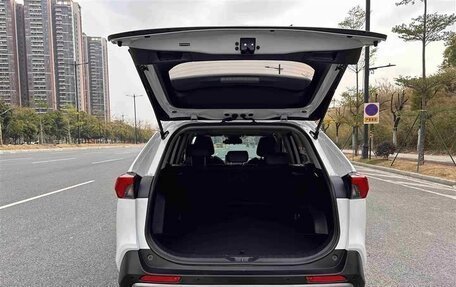 Toyota RAV4, 2022 год, 2 400 000 рублей, 14 фотография