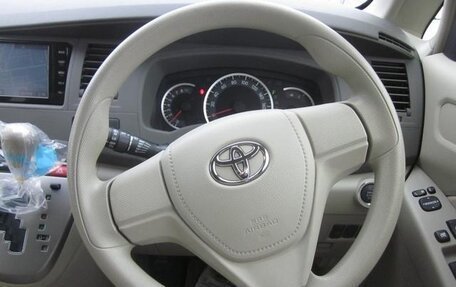 Toyota ISis I, 2016 год, 1 290 000 рублей, 14 фотография
