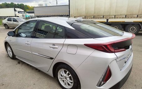 Toyota Prius IV XW50, 2017 год, 2 250 000 рублей, 10 фотография