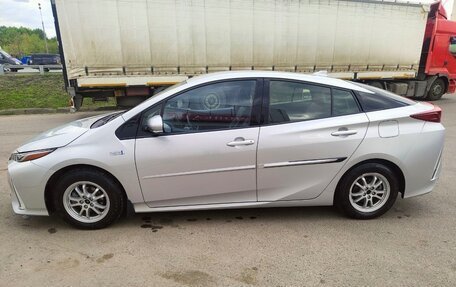 Toyota Prius IV XW50, 2017 год, 2 250 000 рублей, 11 фотография