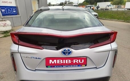 Toyota Prius IV XW50, 2017 год, 2 250 000 рублей, 5 фотография