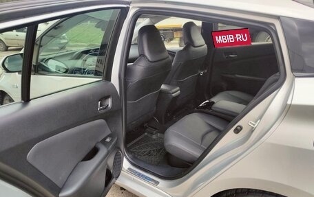 Toyota Prius IV XW50, 2017 год, 2 250 000 рублей, 7 фотография