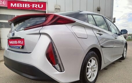 Toyota Prius IV XW50, 2017 год, 2 250 000 рублей, 4 фотография