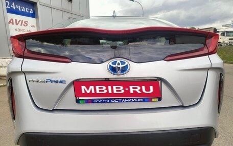Toyota Prius IV XW50, 2017 год, 2 250 000 рублей, 8 фотография