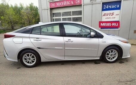 Toyota Prius IV XW50, 2017 год, 2 250 000 рублей, 3 фотография