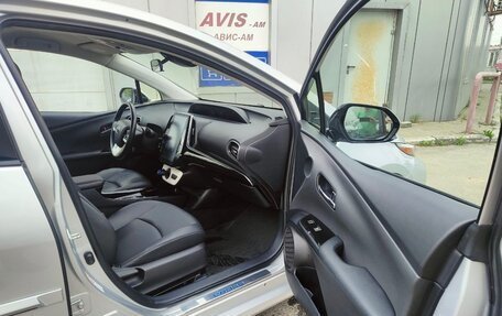 Toyota Prius IV XW50, 2017 год, 2 250 000 рублей, 21 фотография