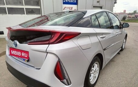 Toyota Prius IV XW50, 2017 год, 2 250 000 рублей, 6 фотография
