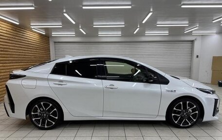 Toyota Prius IV XW50, 2022 год, 1 900 000 рублей, 4 фотография