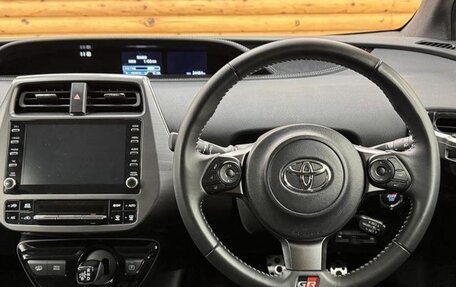 Toyota Prius IV XW50, 2022 год, 1 900 000 рублей, 12 фотография