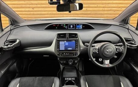 Toyota Prius IV XW50, 2022 год, 1 900 000 рублей, 11 фотография