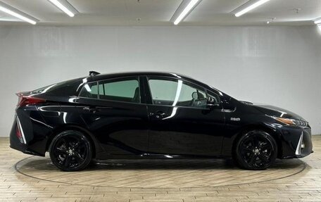 Toyota Prius IV XW50, 2022 год, 1 900 000 рублей, 4 фотография