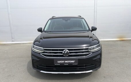 Volkswagen Tiguan II, 2022 год, 3 599 000 рублей, 2 фотография