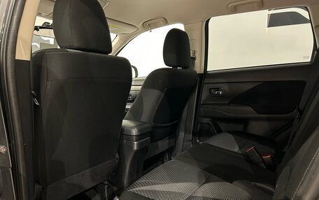 Mitsubishi Outlander III рестайлинг 3, 2018 год, 1 899 000 рублей, 13 фотография
