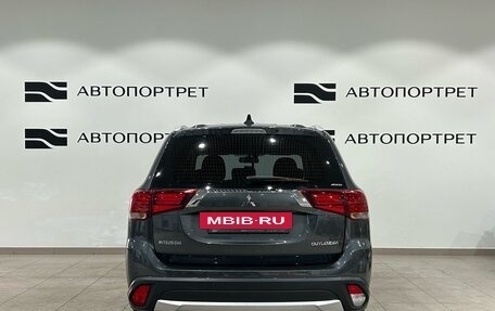 Mitsubishi Outlander III рестайлинг 3, 2018 год, 1 899 000 рублей, 6 фотография