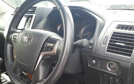 Toyota Land Cruiser Prado 150 рестайлинг 2, 2022 год, 4 500 000 рублей, 7 фотография