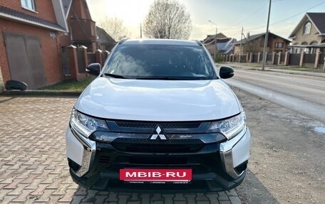 Mitsubishi Outlander III рестайлинг 3, 2020 год, 2 190 000 рублей, 2 фотография