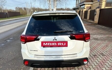 Mitsubishi Outlander III рестайлинг 3, 2020 год, 2 190 000 рублей, 5 фотография